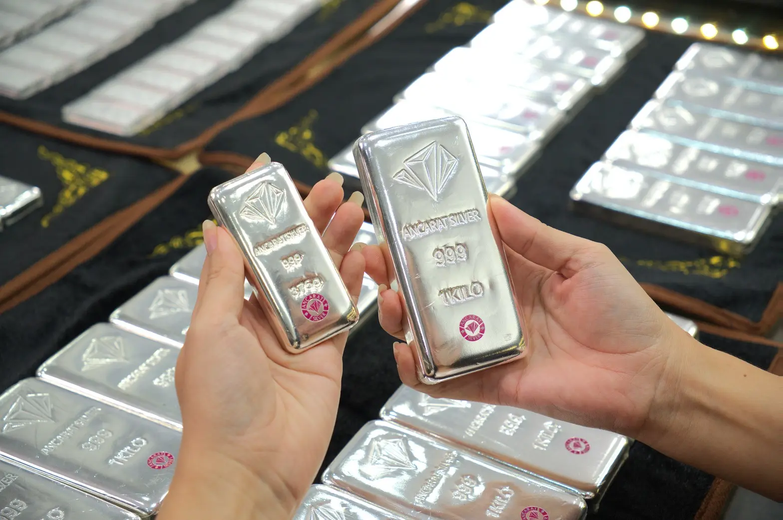Nên mua bạc miếng hay đồng xu bạc