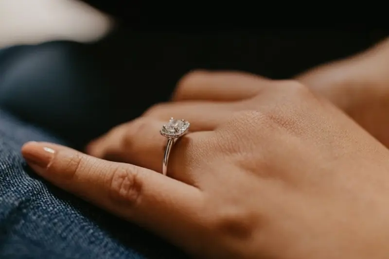 Giải đáp Đeo kim cương có may mắn không? Giải mã ý nghĩa phong thủy ít ai biết