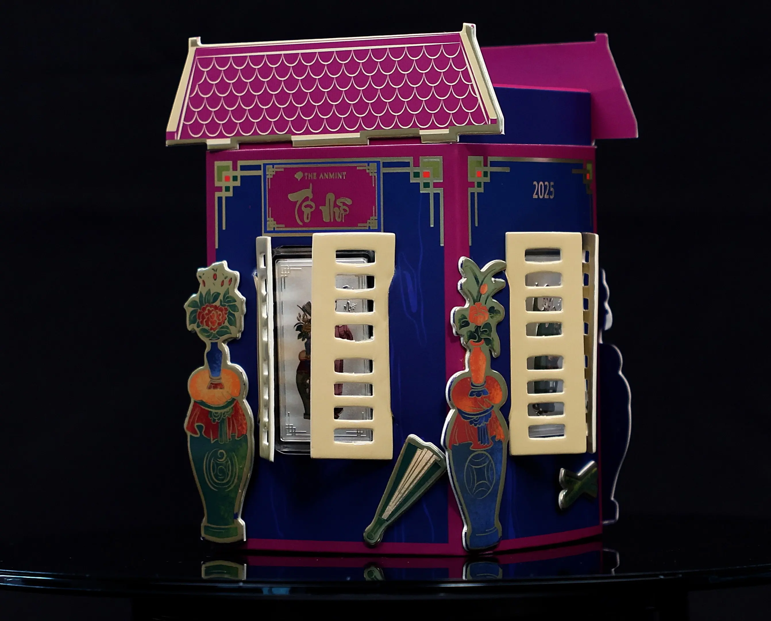 Thiết kế hộp độc bản mô phỏng mái đình làng Việt với cánh cửa mở rộng đón lộc. Thiết kế hộp độc bản mô phỏng mái đình làng Việt với cánh cửa mở rộng đón lộc.