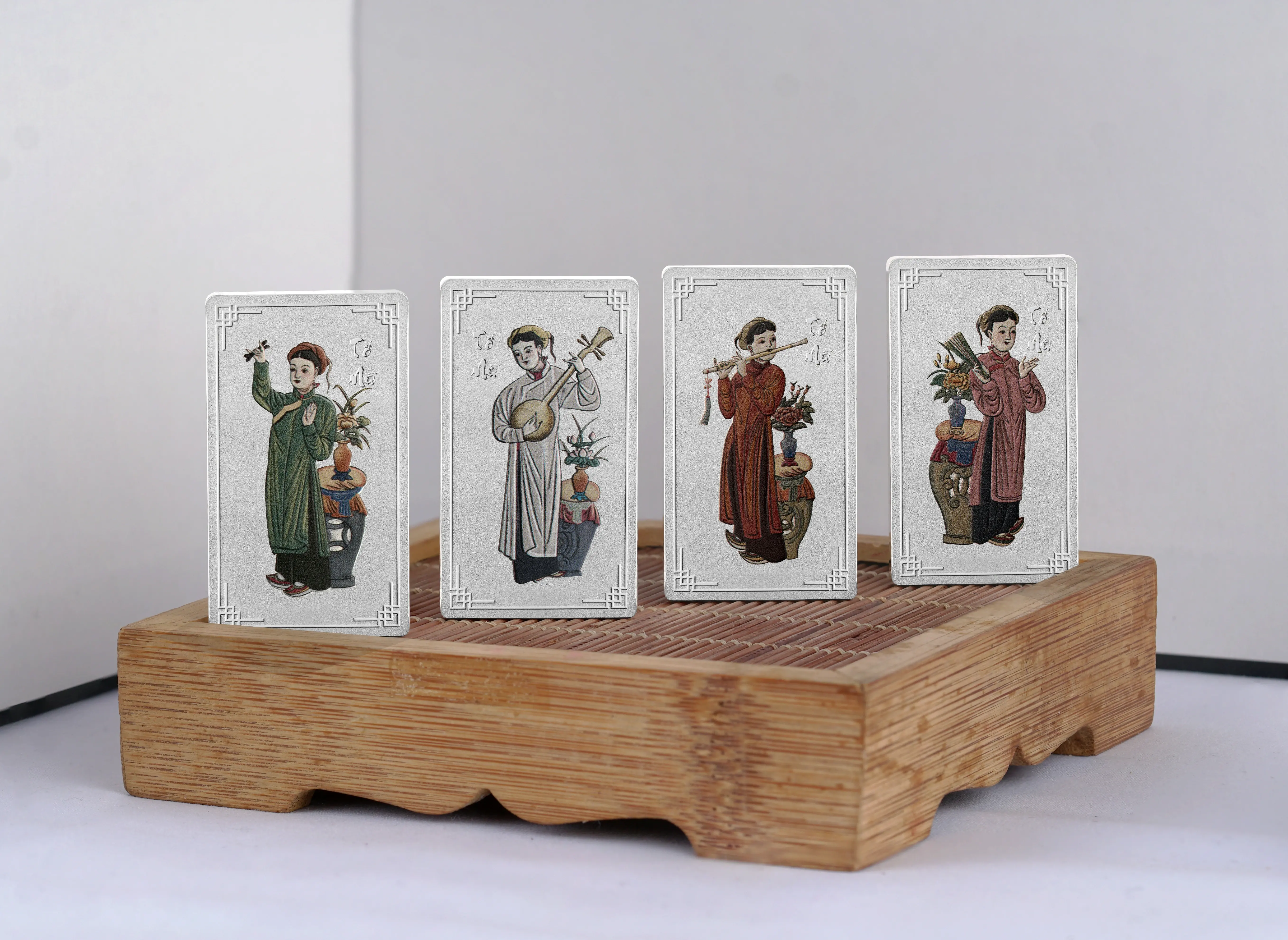 Cận cảnh 4 thỏi bạc miếng Ancarat trong Set Tố Nữ tái hiện tranh Hàng Trống. Cận cảnh 4 thỏi bạc miếng Ancarat trong Set Tố Nữ tái hiện tranh Hàng Trống.