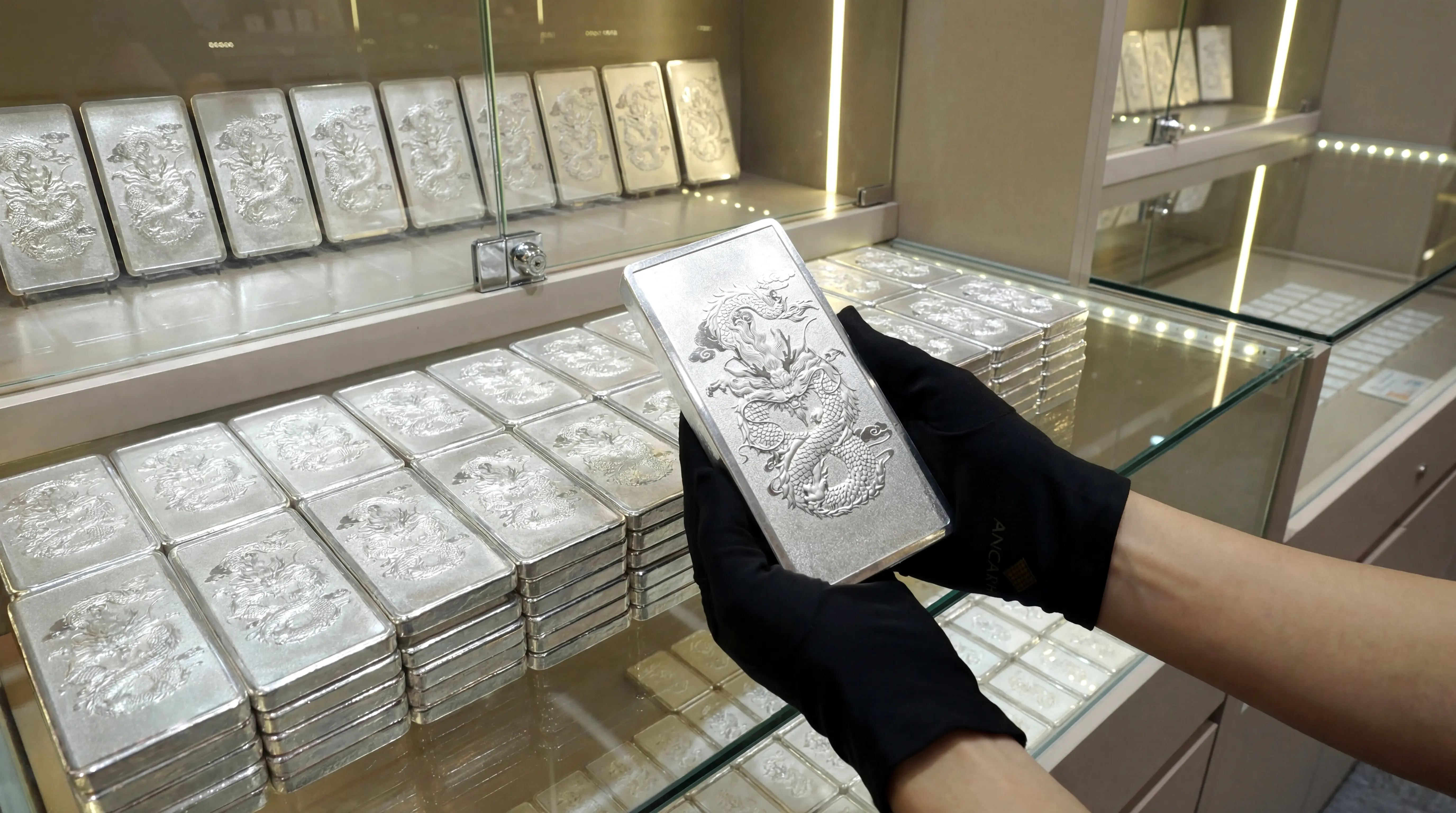 Giá bạc miếng Ancarat Ngân Long Quảng Tiến trong nước bật tăng gần 1.8%, đạt mức bán ra cao nhờ lực cầu tích trữ lớn.