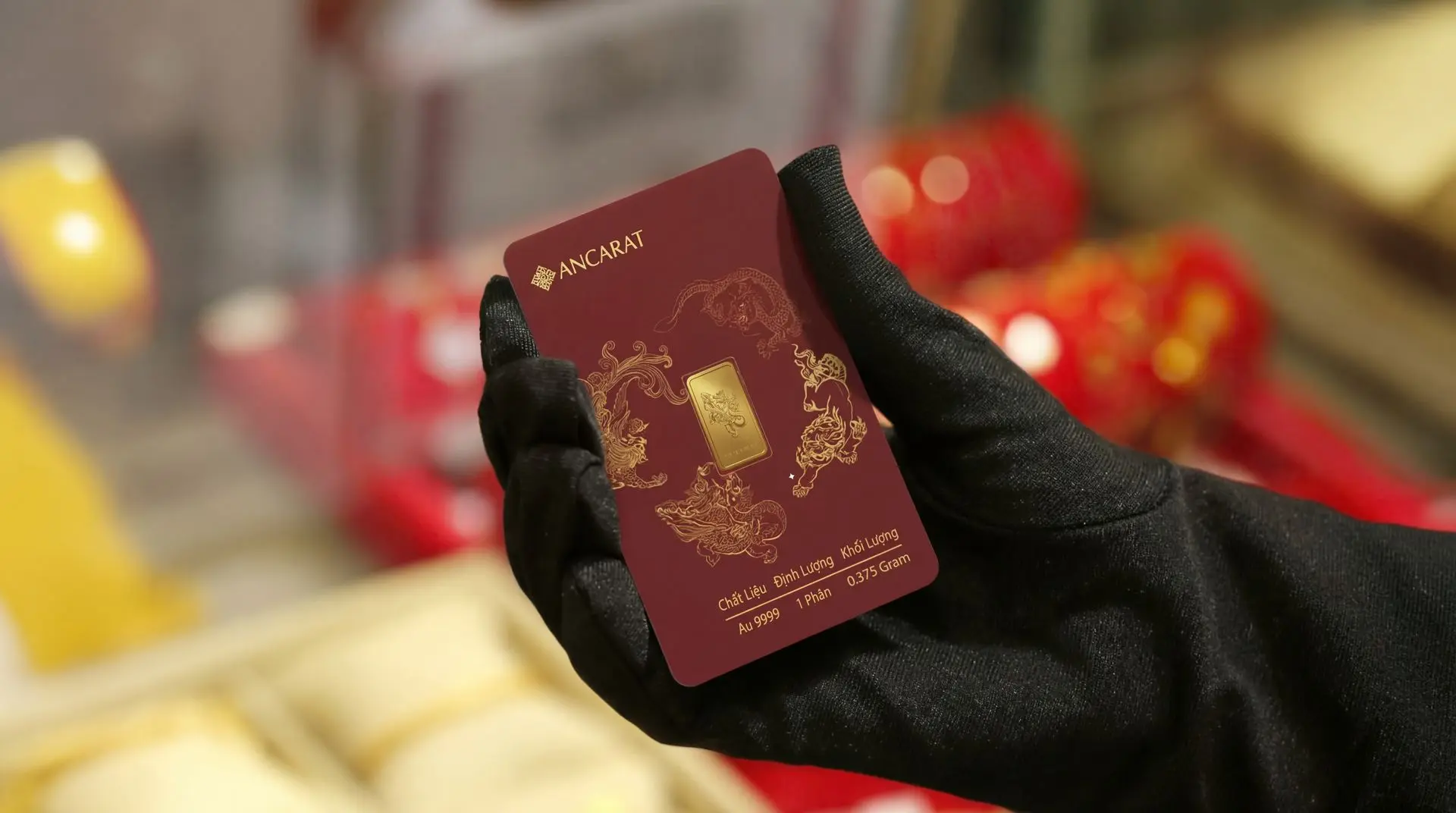 Cận cảnh thẻ vàng 1 phân (vàng 0.1 chỉ) khắc họa tiết Long Lân Quy Phụng sắc nét, món quà tri ân ý nghĩa đầu năm