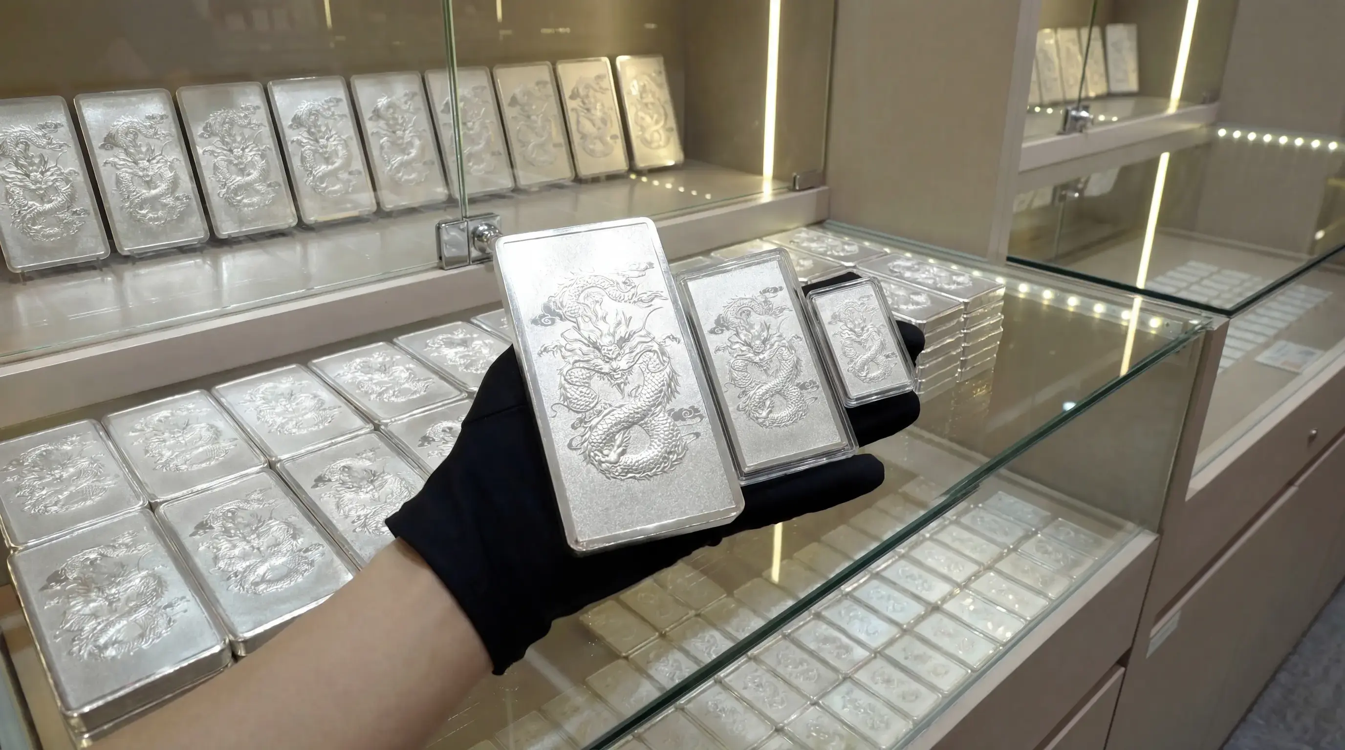 Sản phẩm Ngân Long Quảng Tiến. Giá bạc Ancarat sáng nay bật tăng 1,3% (47.000 VNĐ/lượng), bám sát đà tăng quốc tế.