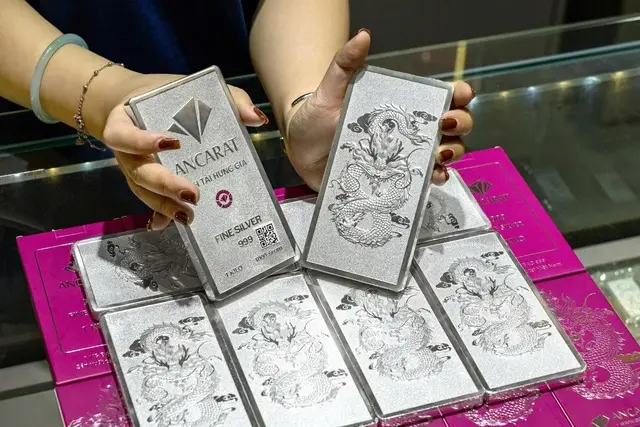 Các thỏi bạc Ancarat 1kg đang khan hàng khi giá bạc liên tục lập đỉnh. Nhà đầu tư đổ xô mua bạc Ancarat tích trữ trước dự báo giá lên 130 triệu.