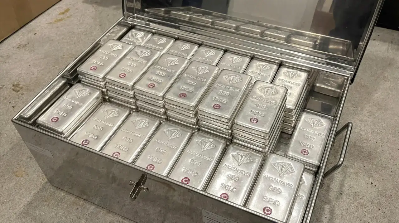 Chiến thắng áp đảo của "Bà Đầm Thép" Sanae Takaichi tại Nhật Bản mở đường cho chính sách nới lỏng tài khóa, tạo động lực tăng trưởng dài hạn cho giá bạc quốc tế.