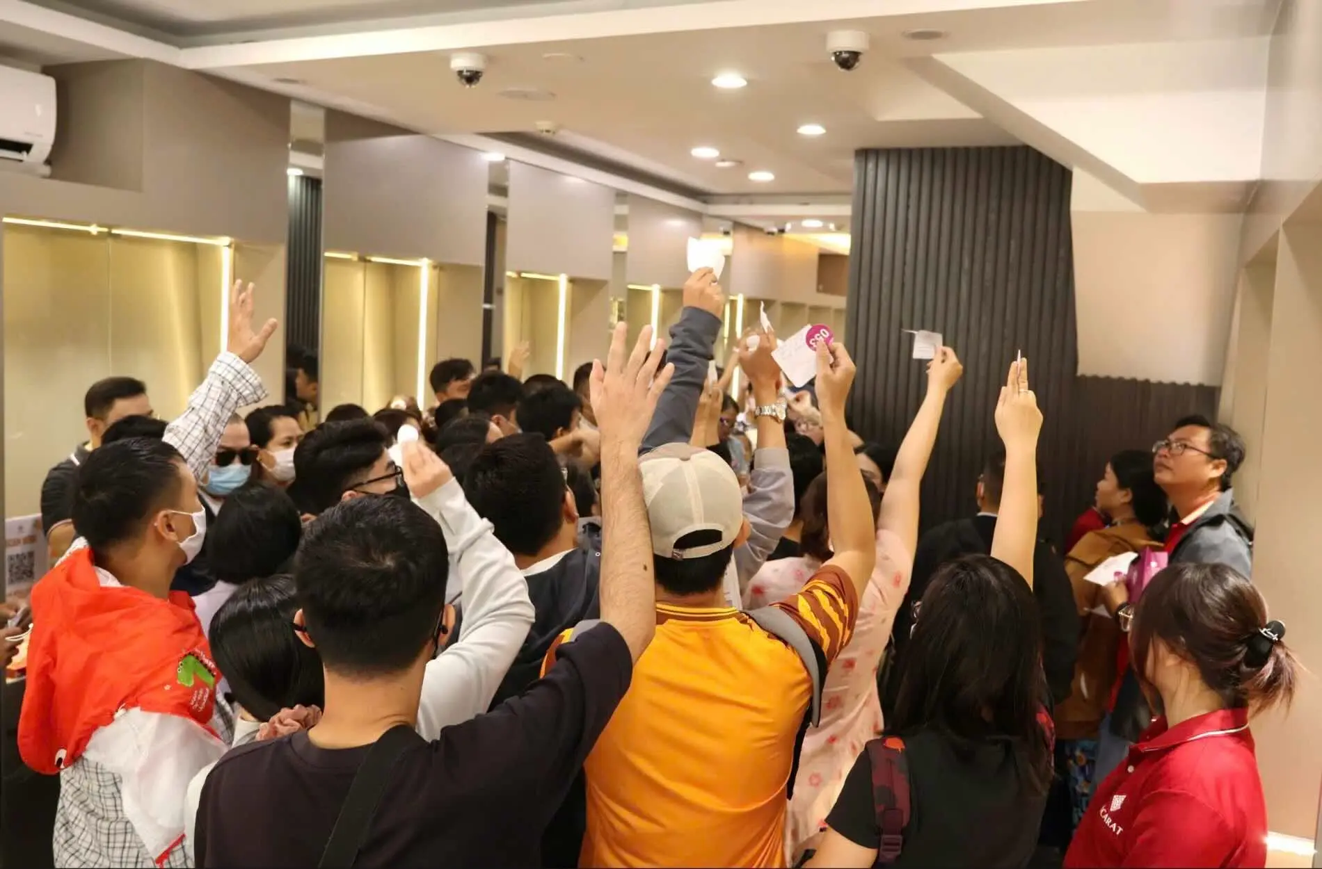 Khác với tục nghênh đón vào mùng 5 của Trung Quốc, ngày vía Thần Tài quan trọng nhất của người Việt diễn ra vào mùng 10 tháng Giêng với tục mua vàng bạc cầu may.