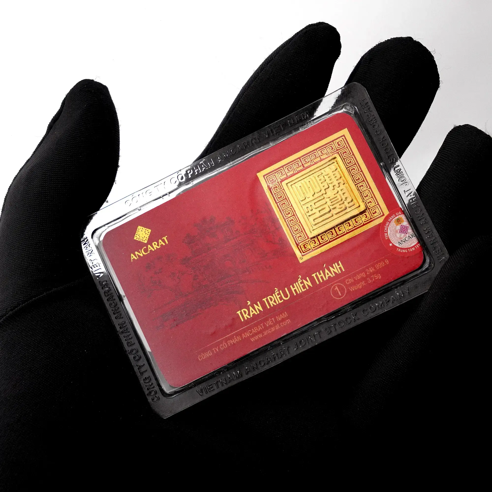 Bốn chữ Triện ấn Trần Triều Hiển Thánh được dập nổi vô cùng sắc nét và tinh xảo trên nền vàng 9999. Bốn chữ Triện ấn Trần Triều Hiển Thánh được dập nổi vô cùng sắc nét và tinh xảo trên nền vàng 9999.