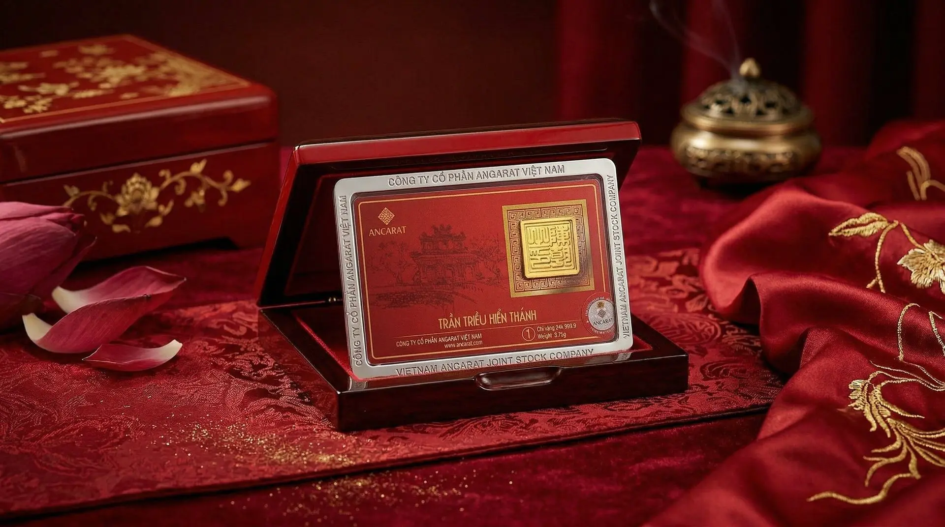 Với thiết kế vỉ ép nhỏ gọn và sang trọng, quà tặng kim ấn vàng 24k từ Ancarat dễ dàng đồng hành cùng lãnh đạo trong mọi quyết sách quan trọng. Với thiết kế vỉ ép nhỏ gọn và sang trọng, quà tặng kim ấn vàng 24k từ Ancarat dễ dàng đồng hành cùng lãnh đạo trong mọi quyết sách quan trọng.