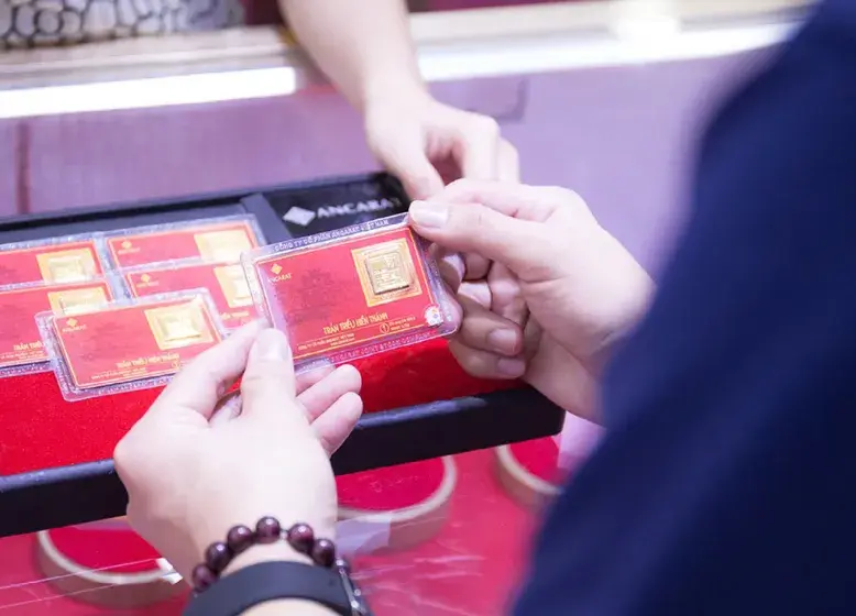 Từng đường nét trên vỉ vàng 1 chỉ 999.9 được dập nổi sắc nét, mang biểu tượng Kim Ấn Trần Triều bảo hộ cho chủ nhân. Từng đường nét trên vỉ vàng 1 chỉ 999.9 được dập nổi sắc nét, mang biểu tượng Kim Ấn Trần Triều bảo hộ cho chủ nhân.