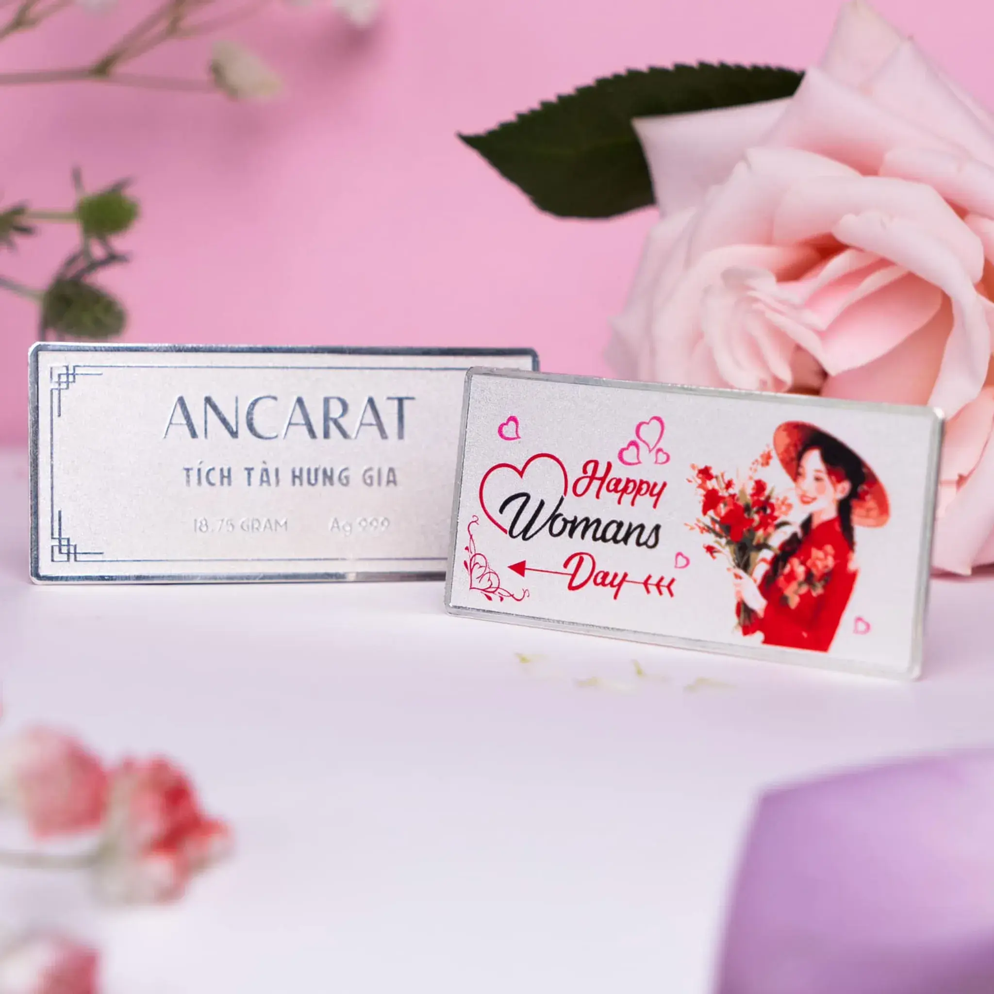 Hình ảnh người phụ nữ mặc Áo dài truyền thống Việt Nam trên tấm Bạc miếng 8/3 là món quà tri ân tinh tế. Hình ảnh người phụ nữ mặc Áo dài truyền thống Việt Nam trên tấm Bạc miếng 8/3 là món quà tri ân tinh tế.