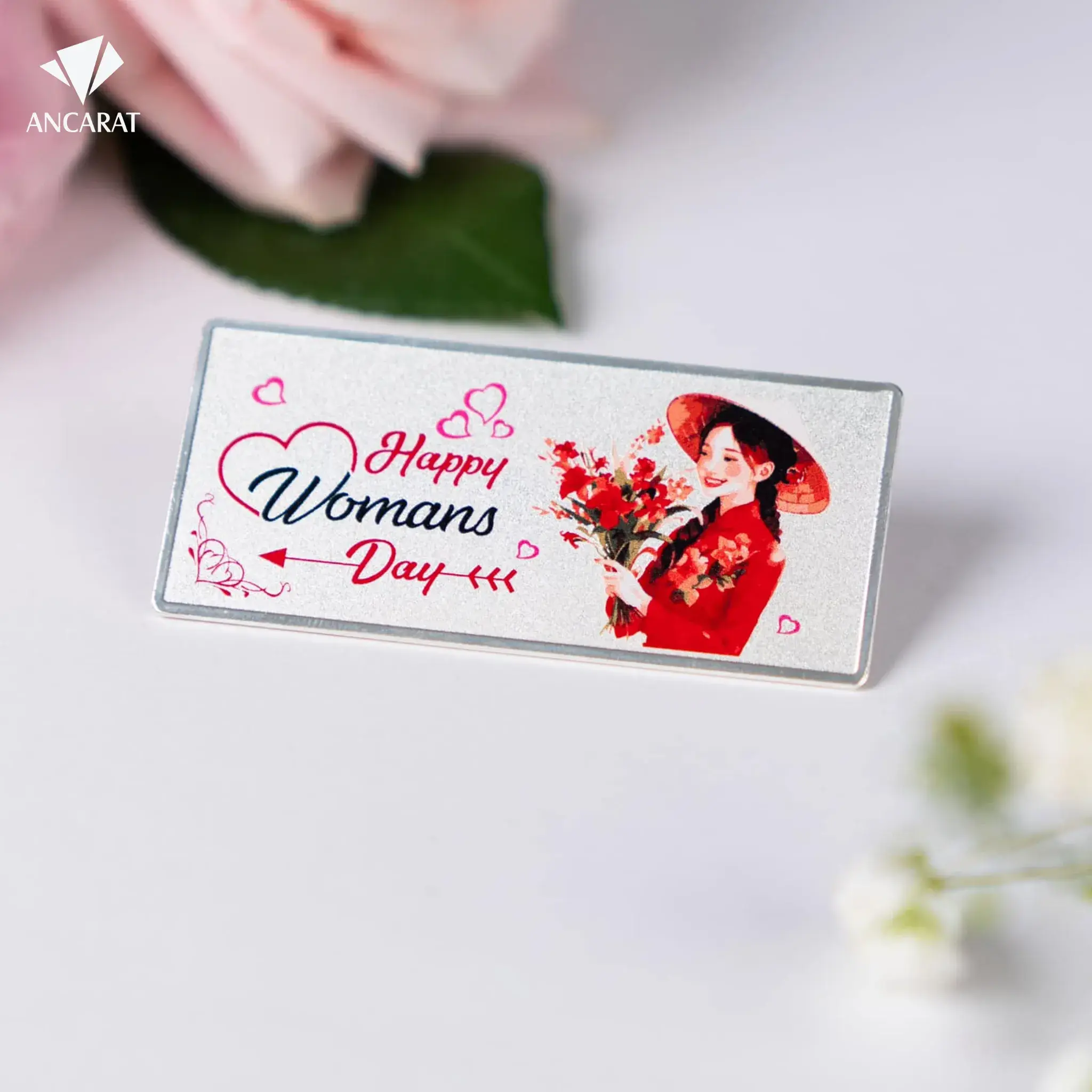 Chế tác từ bạc nguyên chất .999, Bạc miếng bảo đảm giá trị tích lũy bạc mỹ nghệ bền vững, là giải pháp quà tặng doanh nghiệp 8/3 đẳng cấp dành cho đối tác nữ. Chế tác từ bạc nguyên chất .999, Bạc miếng bảo đảm giá trị tích lũy bạc mỹ nghệ bền vững, là giải pháp quà tặng doanh nghiệp 8/3 đẳng cấp dành cho đối tác nữ.