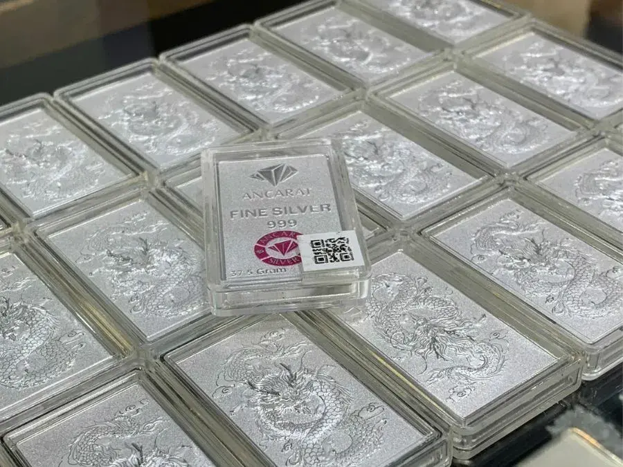 Hình ảnh thực tế các sản phẩm bạc miếng, bạc thỏi 999 của Ancarat như Ngân Long Quảng Tiến. Hình ảnh thực tế các sản phẩm bạc miếng, bạc thỏi 999 của Ancarat như Ngân Long Quảng Tiến.