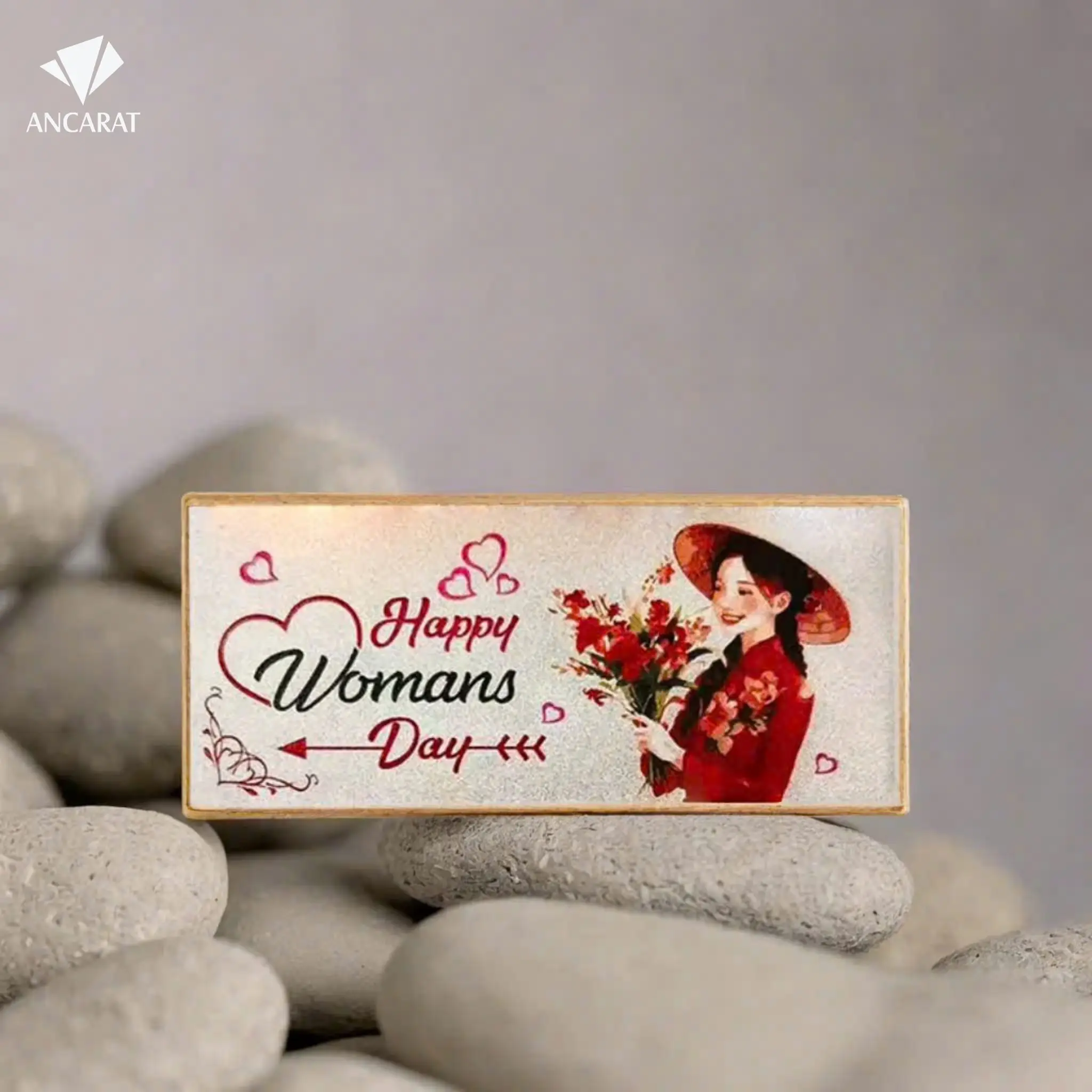 Hình ảnh người phụ nữ Việt duyên dáng trong tà áo dài được dập nổi 3D và in màu UV sống động trên nền bạc Women's Day Hình ảnh người phụ nữ Việt duyên dáng trong tà áo dài được dập nổi 3D và in màu UV sống động trên nền bạc Women's Day