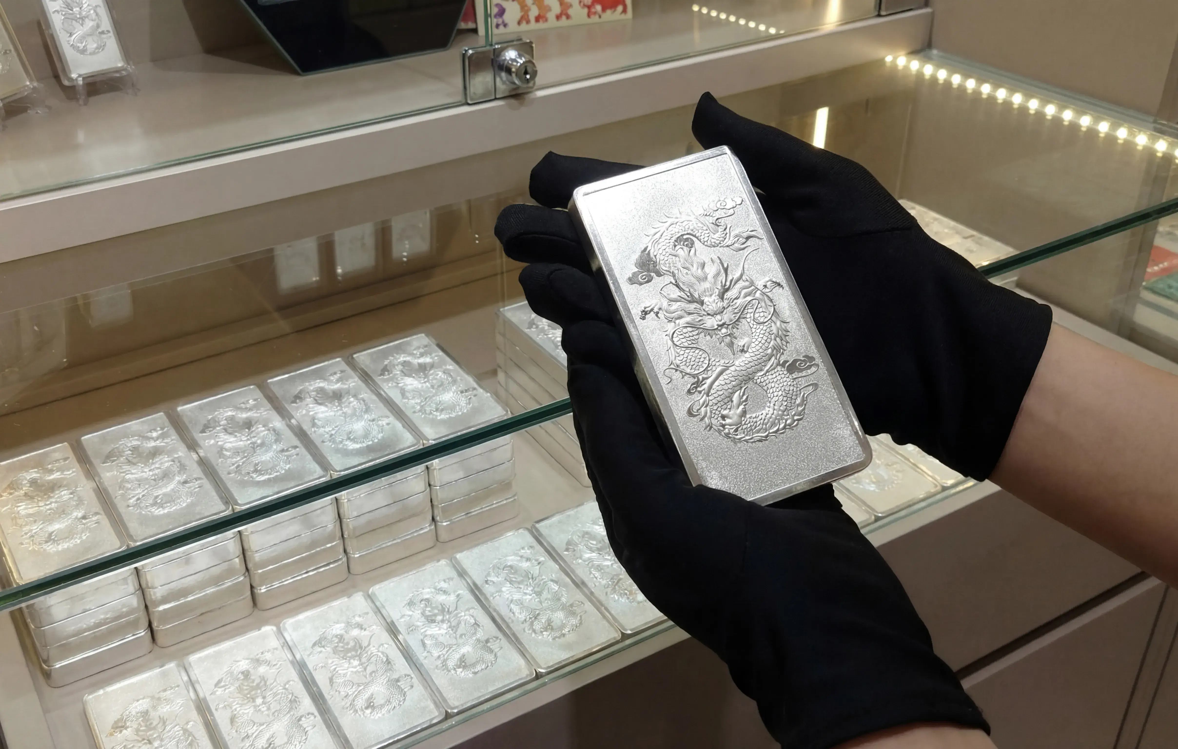 Cận cảnh dòng sản phẩm bạc Ngân Long Quảng Tiến 999 tại Ancarat; giá đã phục hồi 1.74% so với phiên hôm qua khi nhu cầu tích trữ vật chất tăng cao trở lại. Cận cảnh dòng sản phẩm bạc Ngân Long Quảng Tiến 999 tại Ancarat; giá đã phục hồi 1.74% so với phiên hôm qua khi nhu cầu tích trữ vật chất tăng cao trở lại.