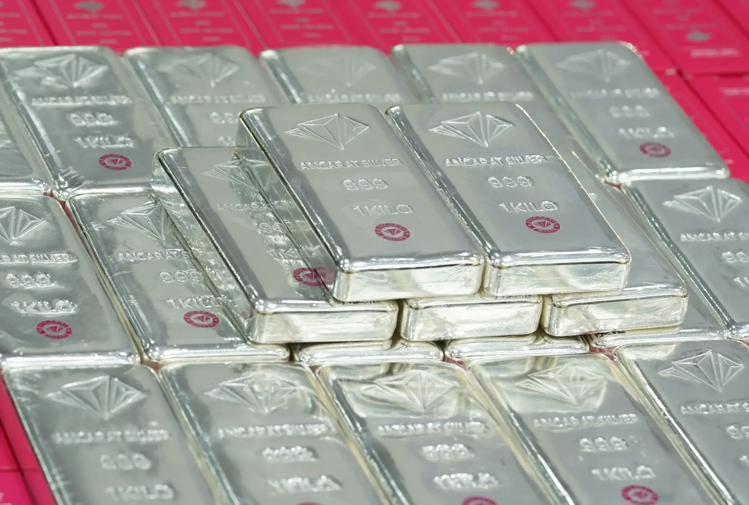 Ancarat Silver định nghĩa lại cách tích trữ kim loại quý: Số hóa tài sản thực giúp việc sở hữu bạc Ancarat trở nên linh hoạt, an toàn và minh bạch tuyệt đối. Ancarat Silver định nghĩa lại cách tích trữ kim loại quý: Số hóa tài sản thực giúp việc sở hữu bạc Ancarat trở nên linh hoạt, an toàn và minh bạch tuyệt đối.